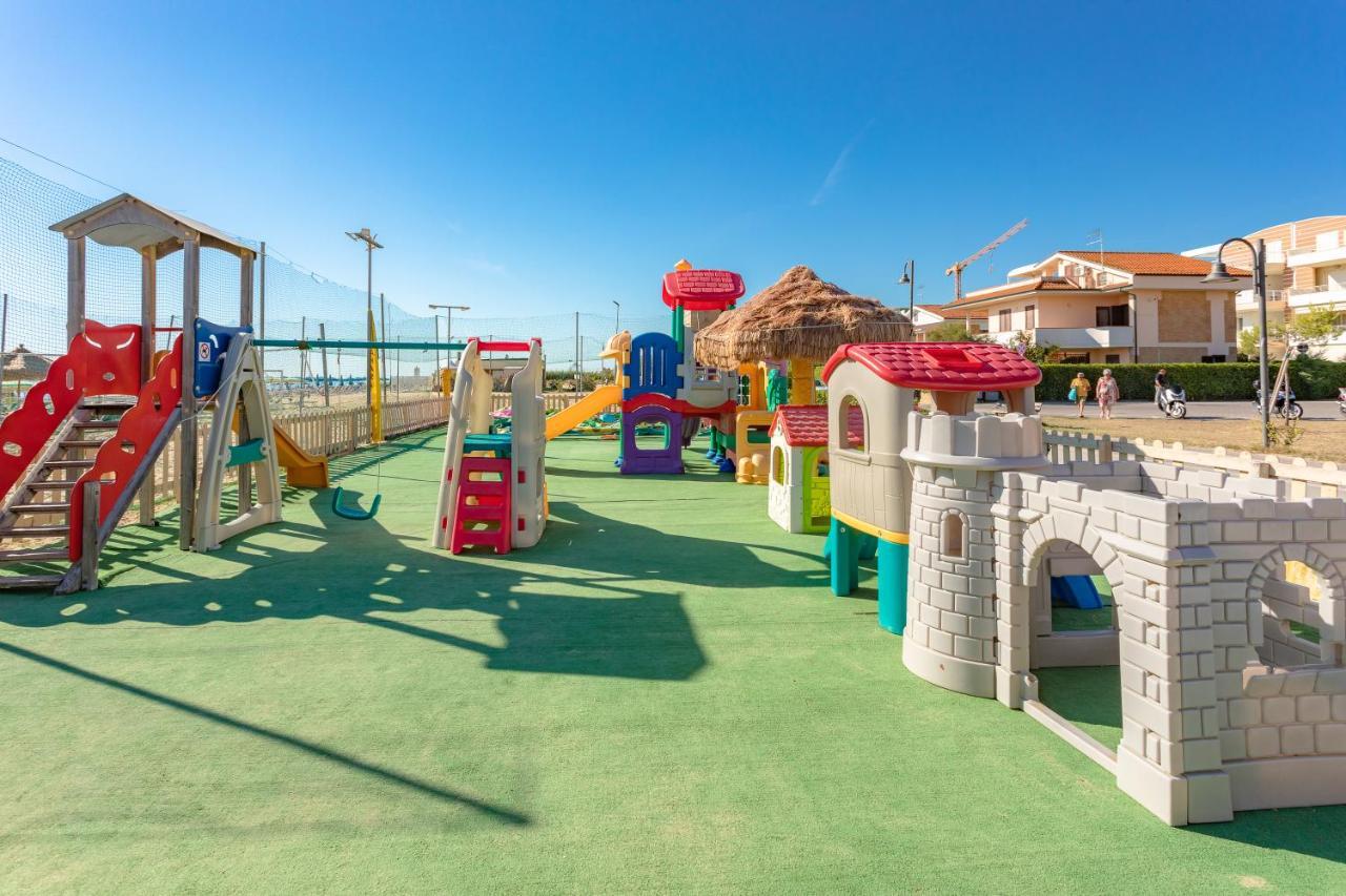Case Vacanze Blue Bay Resort Roseto Degli Abruzzi Extérieur photo