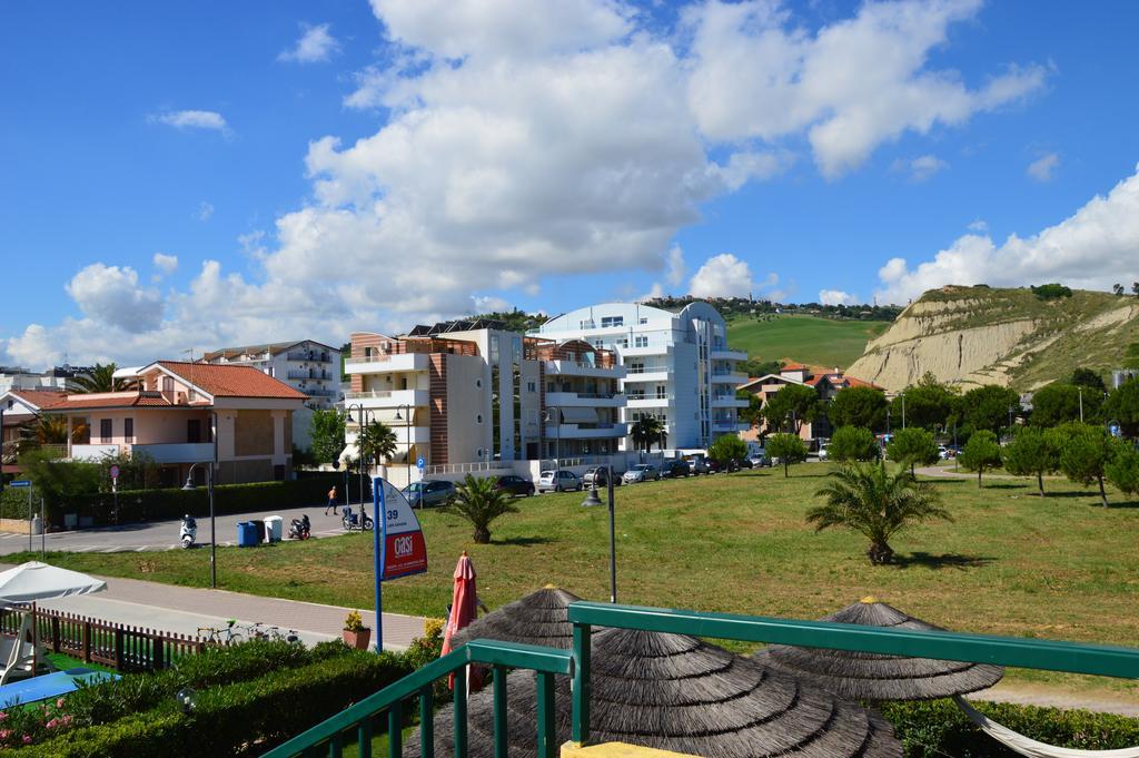 Case Vacanze Blue Bay Resort Roseto Degli Abruzzi Extérieur photo