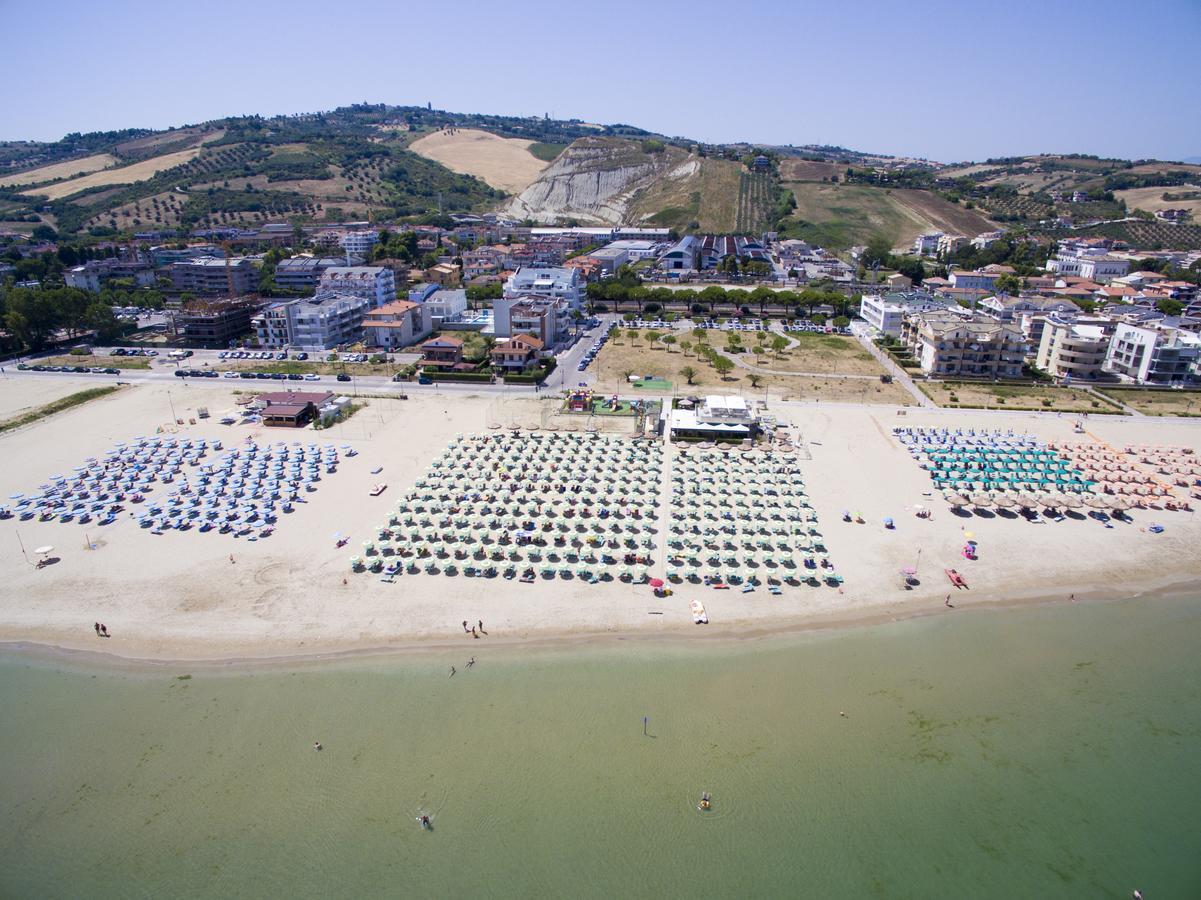 Case Vacanze Blue Bay Resort Roseto Degli Abruzzi Extérieur photo
