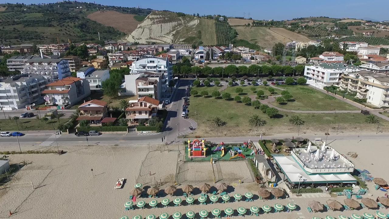Case Vacanze Blue Bay Resort Roseto Degli Abruzzi Extérieur photo